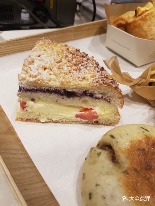 巴黎贝甜(长江路店)草莓天使酥菠萝图片 - 第3张