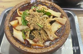 Braised Noodles with Rice Noodles in Clay Pot