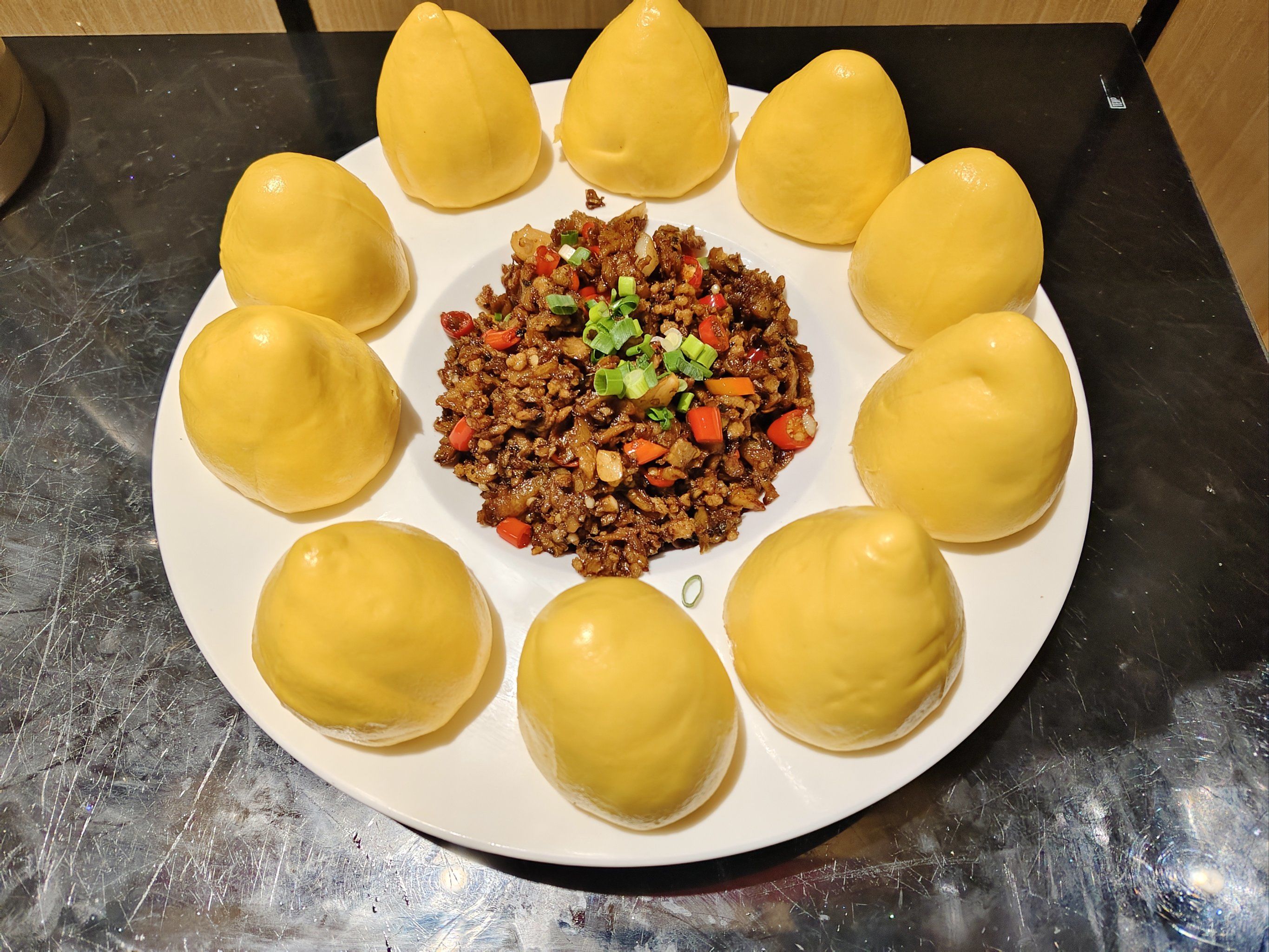 外婆杂粮包的口感非常松软,咬一口就能感受