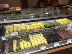 面包甜点陈列柜-南宋胡记(杭州河坊街店)
