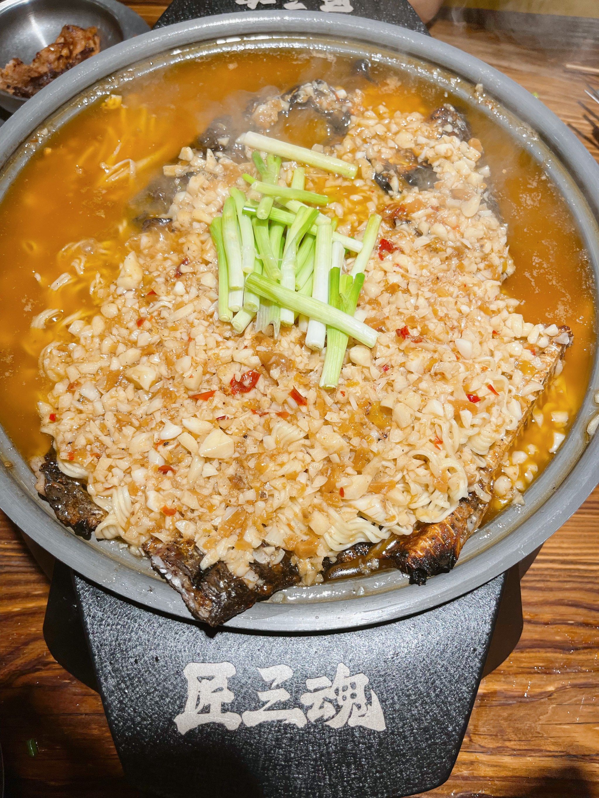 烤鱼的口味不错,选择特别多,除了经典的麻辣和泡椒味之外