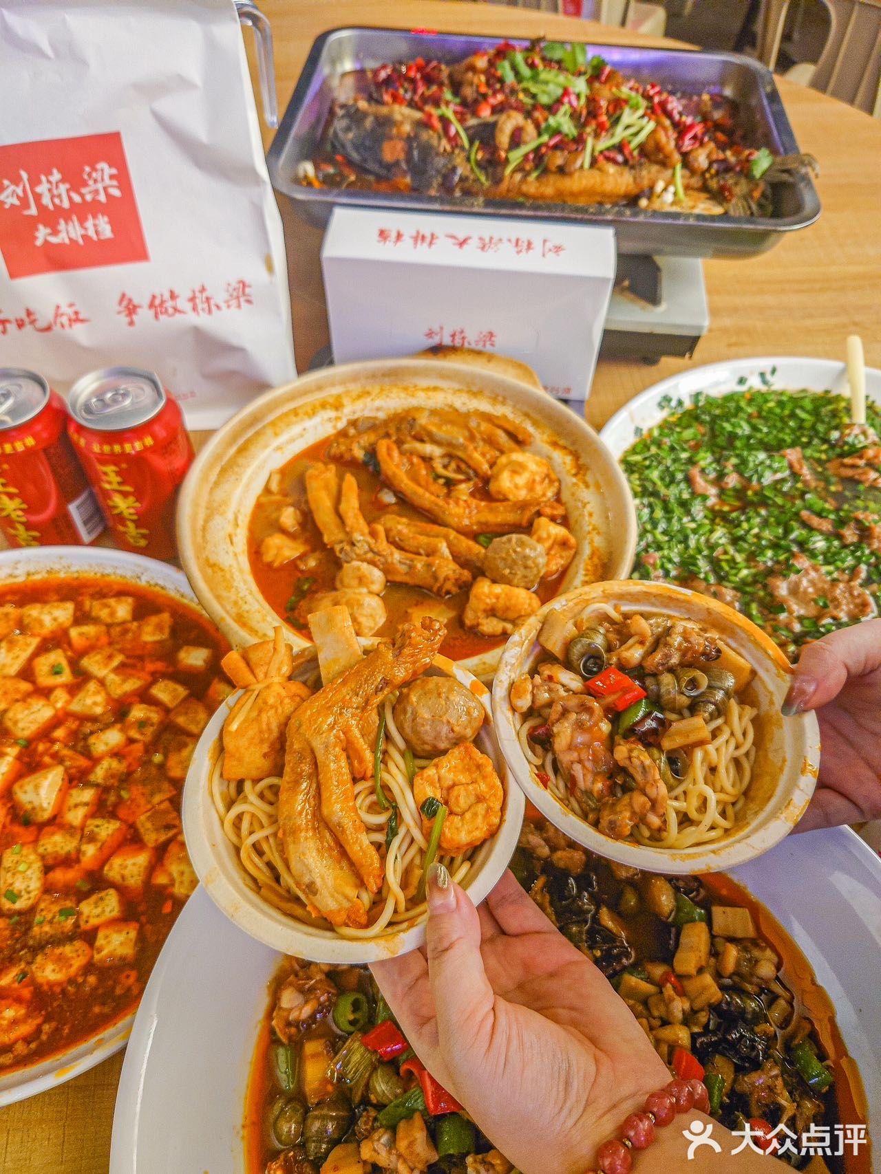 大排档就该摆在马路边上吃！