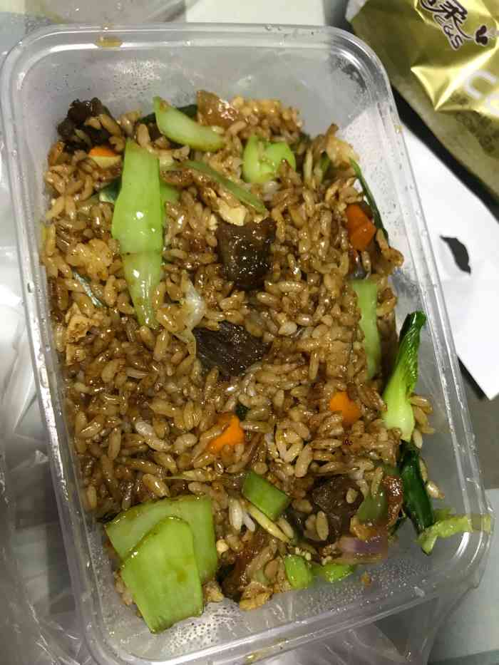 打包的老干妈炒饭,量很足,好吃哒