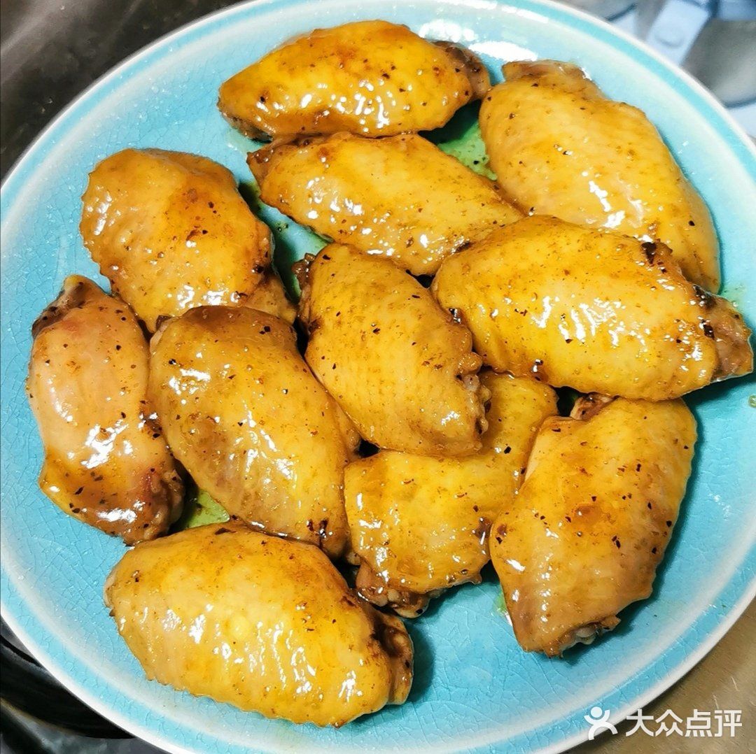 自家製蜜糖雞翼和冬菇瑤柱海鮮水菜豆苗煲