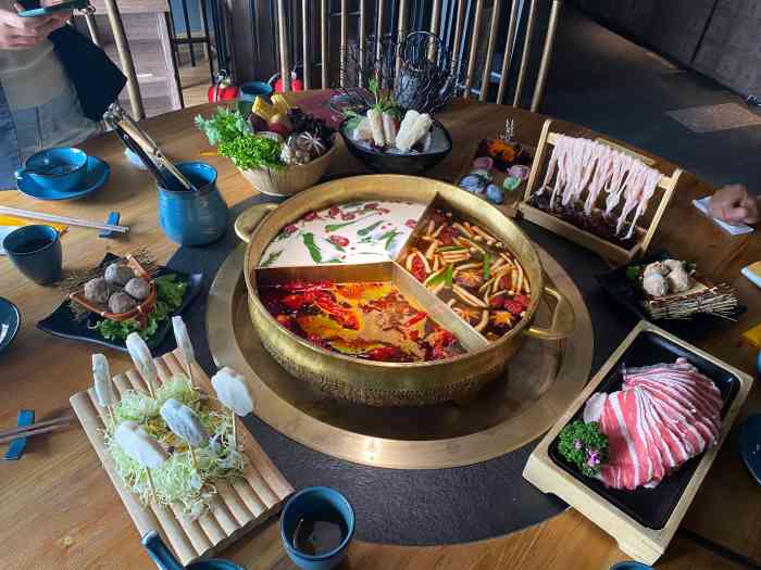 凑凑火锅茶憩(郑州永威木色店)-"最近闲着去永威木色逛了逛,人挺少的