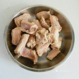 葱姜蒜切片。冷水锅放入排骨焯水