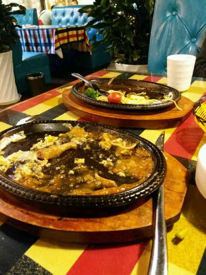 台北帮厨(蒙自店)-"牛排的味道有待提高,座位挤了些.坐里面的.