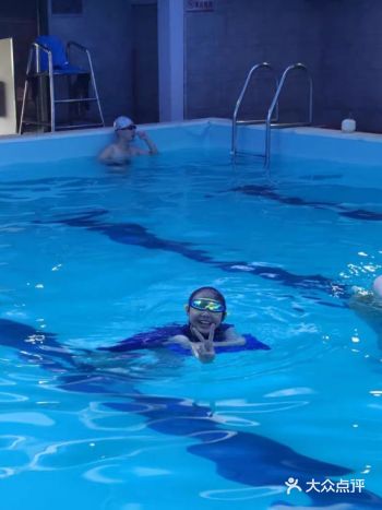 游泳的小孩儿从来不怕陌生人。