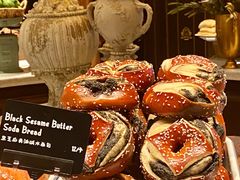 黑芝麻黄油碱水面包-B&C黄油与面包·THE GARDEN BAKERY概念店(世纪汇店)