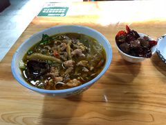 酸菜肉丝米线-越洋肖氏老米线(杨家坪店)