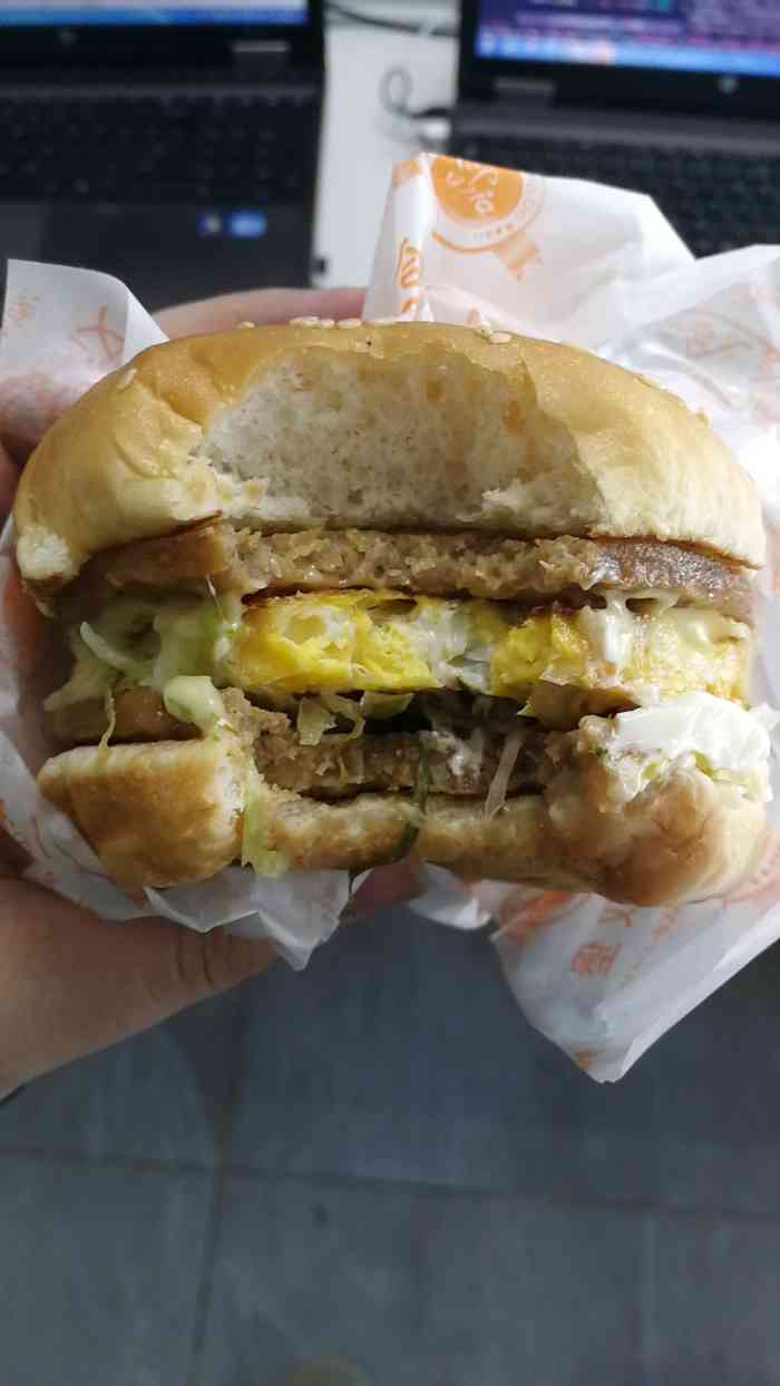 哈嗲汉堡-"鸡腿特别脆外皮,里面还有很多肉汁,应该是.