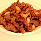 青椒炒小河虾:河虾饱满,和青椒、蒜末同炒,香气应该很足