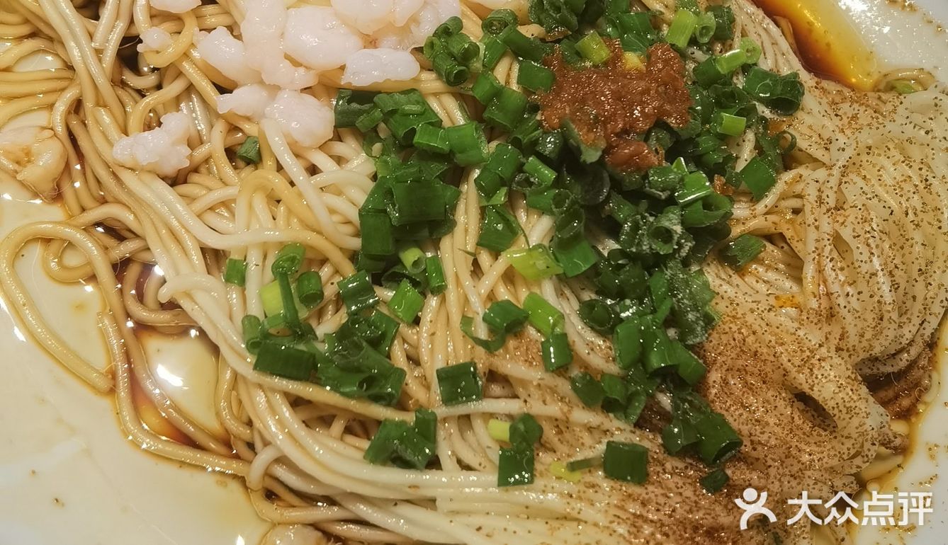 上周在虹口老头儿油爆虾前有23桌果断放弃今到店1点没排队油爆虾卖完了点了个沼虾王实物很大VS基围虾像吃大只小龙虾吃好祖宗一定要坐这个火车我走都比他开得快可算哄回家了这周第一周幼儿园生活结束我感觉他是去聊天的吃饭深受老师表扬吃货本色不改继续加油
