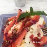 里面桌子上的花都是真花来的，看得出很用心