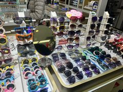 -美式眼镜·授权蔡司.依视路.尼康.豪雅.明月(人民广场店)