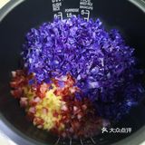 香肠切丁。淘米加水和所有食材一起搅拌。放入电饭煲煮