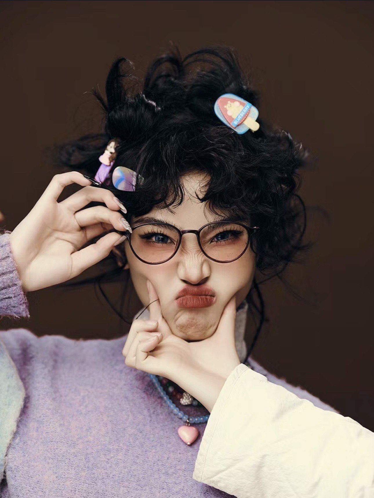 古灵精怪的元气少女上线v甜酷鬼马少女写真
风格:元气 少女感 美式