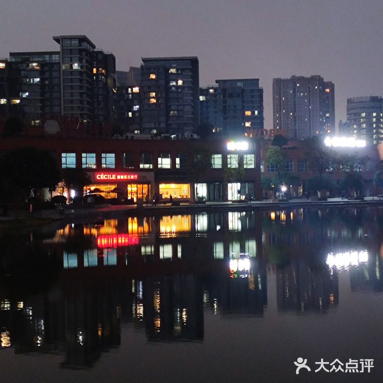 前一秒还在散步消食😓后一秒炫上了真牛排