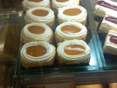 黄梅花篮-圣安娜饼屋(信和广场店)