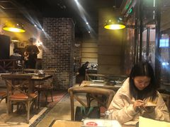 大堂-何师烧烤Pro ·江湖川菜·小龙虾·精酿(太古里旗舰店)