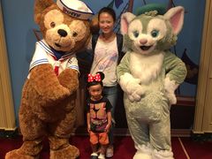 -小镇影院迪士尼小熊Duffy与他的朋友合影地