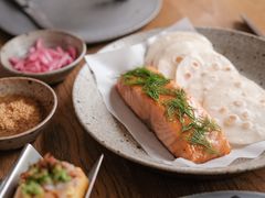 烟熏三文鱼配烤饺子皮和芥末籽酱-BOR Eatery(安福路店)