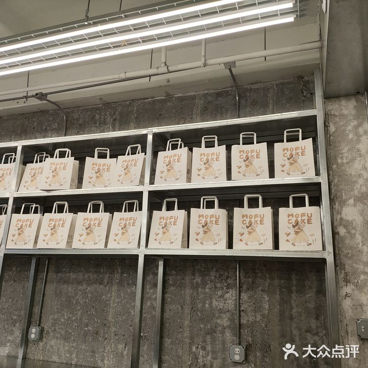 当我走进这家甜品店时，一股香甜的气息立刻扑鼻而来