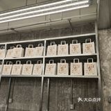当我走进这家甜品店时，一股香甜的气息立刻扑鼻而来