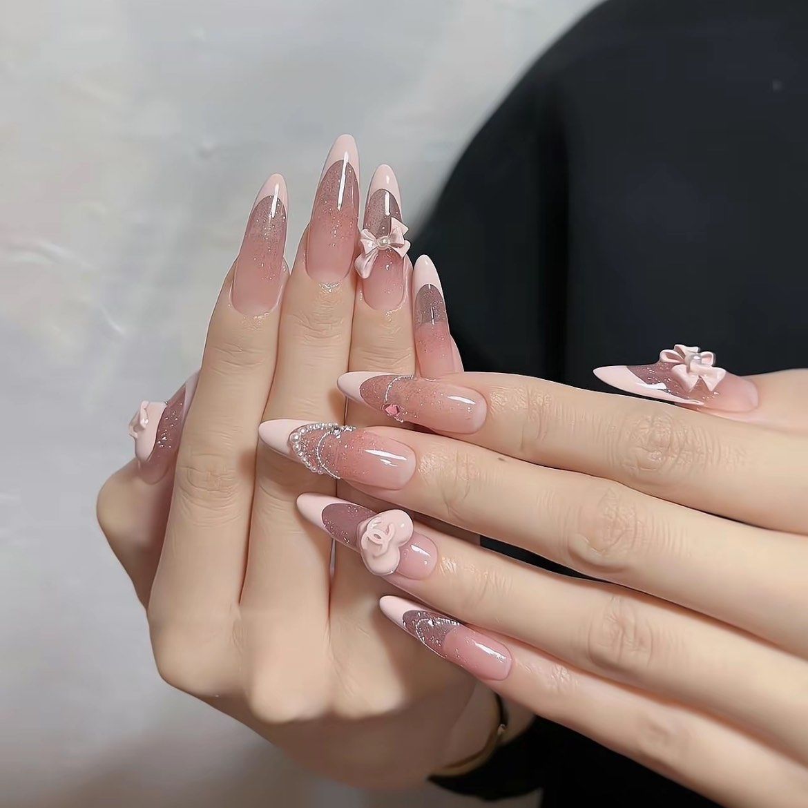 粉嫩少女心长款美甲,加上蝴蝶结钻饰的点缀俏皮小女生专属美甲款