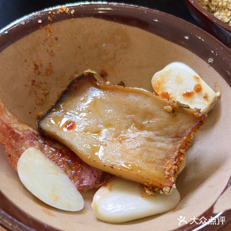 这家餐厅环境很好，非常干净整洁，食物不