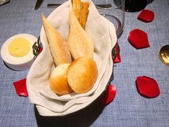 餐前面包-弦月窗LUNETTE BY AMANDA(复兴路店)