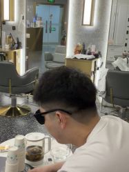 -即型男士理发工作室