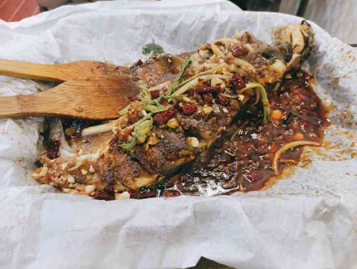 渔尚纸包鱼-"这家纸包鱼位置在温江大学城新尚天地商业区.