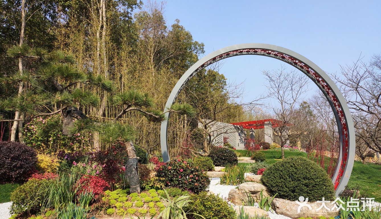 地铁2号线苜蓿园站出来走不远就到了明孝陵3号门