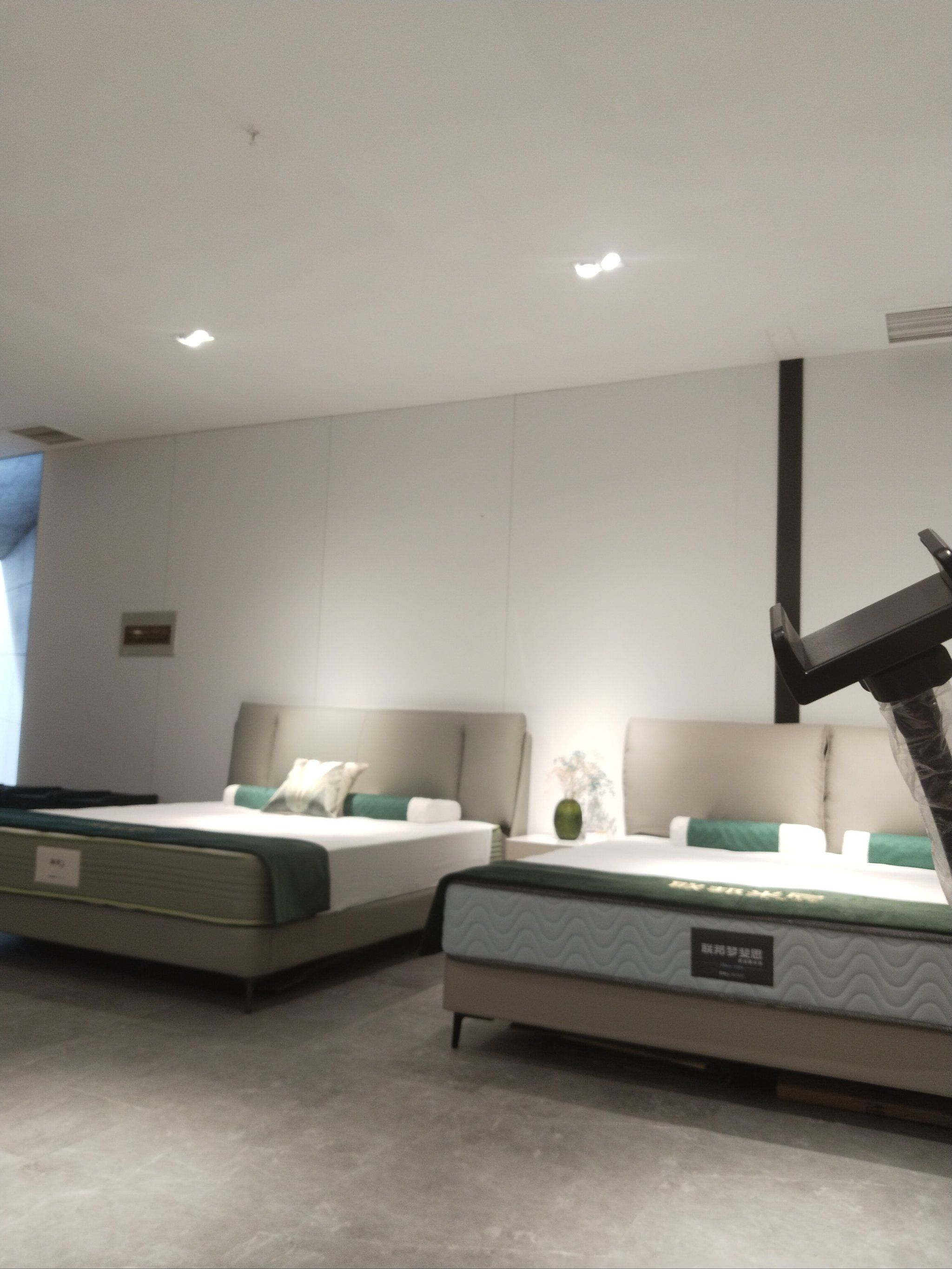 我去溜达了一圈,在月星家居,桐泾北路这边