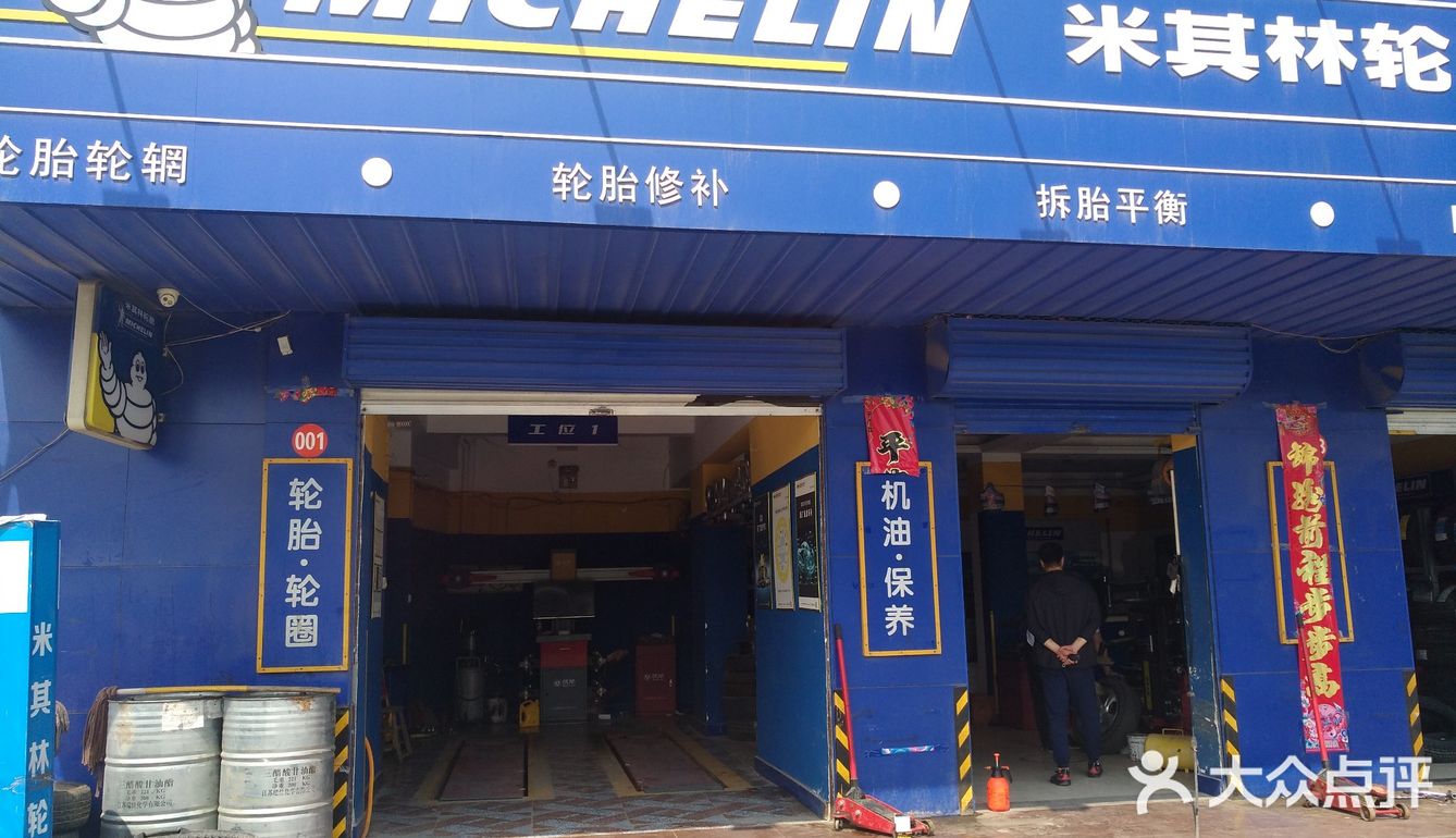 用围裙搓了搓手，说：叫老范带你去吃个饭