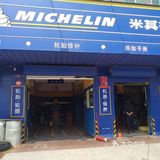 用围裙搓了搓手，说：叫老范带你去吃个饭