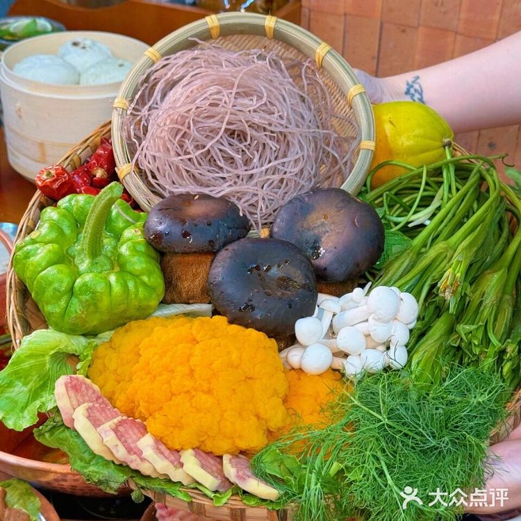 哈尼米线真才是米线界的顶流！丰富的小料和配菜