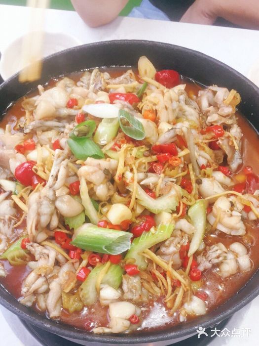 匠酱蛙·美蛙鱼头火锅泡椒味牛蛙图片