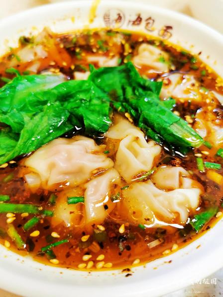国庆万州第三站海包面点了牛肉酸菜和香菇鸡汤包面牛肉味道女儿最爱