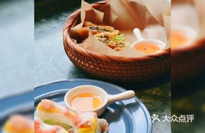 Fresh Shrimp Mango Rice Paper Rolls