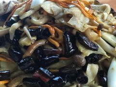 炒杂菌-昆明市官渡区两锅美食餐厅