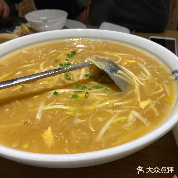 环境也很温馨干净，是暖色调。「私厨秘椒骨」热热的饼皮