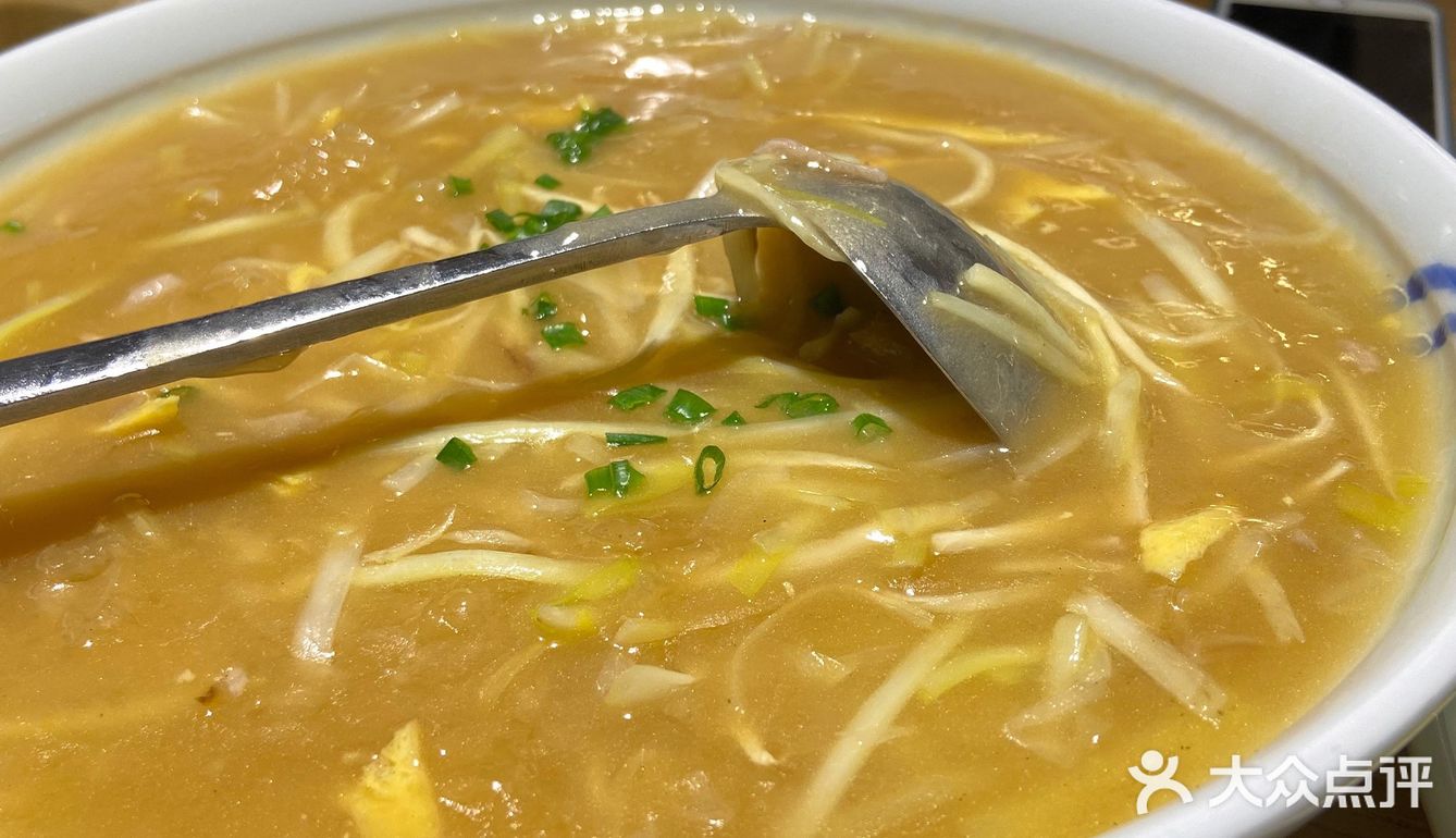 环境也很温馨干净,是暖色调。「私厨秘椒骨」热热的饼皮