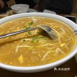 环境也很温馨干净,是暖色调。「私厨秘椒骨」热热的饼皮