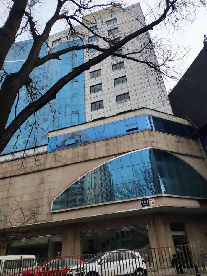 中国医药大厦-"在此培训.楼应该也是有点年头了,起码不.