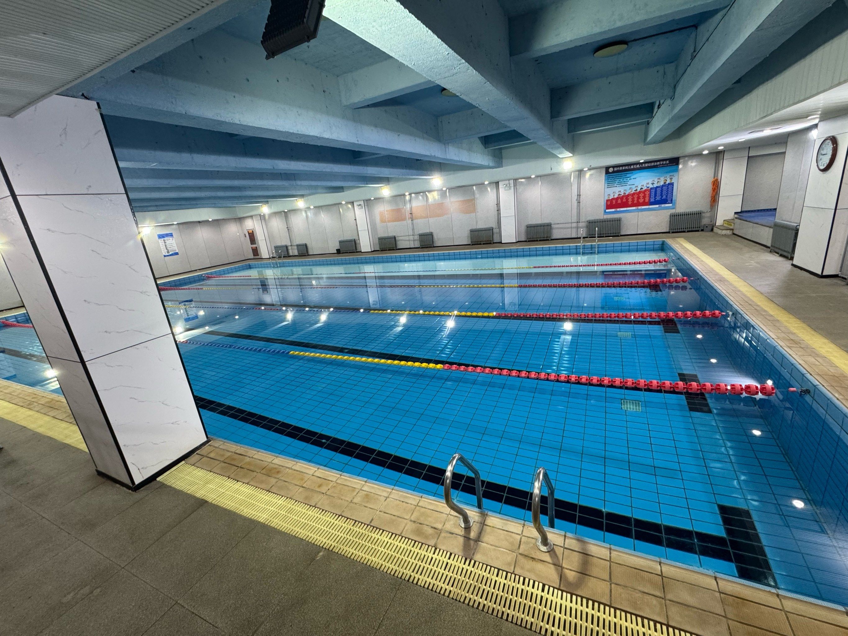 泳池环境没得说 卫生条件很好 水质很干净