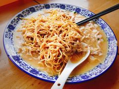 拌完后的二面黄-裕兴记·三虾面(西北街总店)