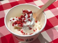草莓酸奶冰淇淋-西贝莜面村(银泰创意城店)