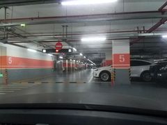 -绿地缤纷城-停车场